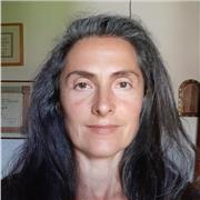 Persona laureata materie umanistiche impartisce lezioni di lingua italiana a bambini, ragazzi e adulti stranieri